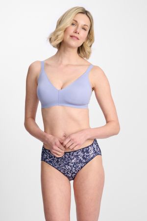 Cassie (She/Her) wears size 12