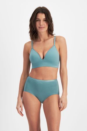 Isabella (She/Her) wears size 10 and is 176cm tall with 87cm chest and 67cm waist