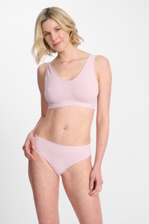 Cassie (She/Her) wears size 12