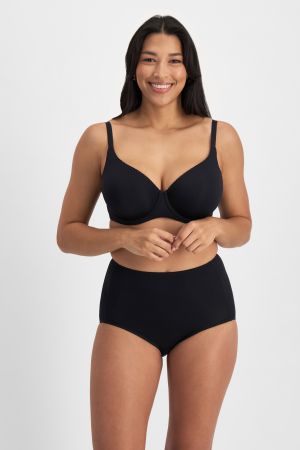 Alejandra (She/Her) wears size 12 and is 172cm tall with 100cm chest and 78cm waist