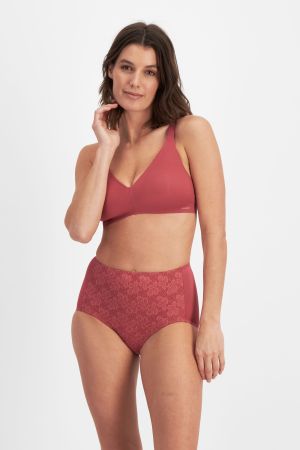 Isabella (She/Her) wears size 10 and is 176cm tall with 87cm chest and 67cm waist