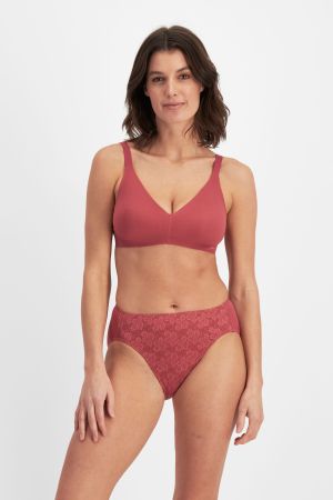 Isabella (She/Her) wears size 10 and is 176cm tall with 87cm chest and 67cm waist