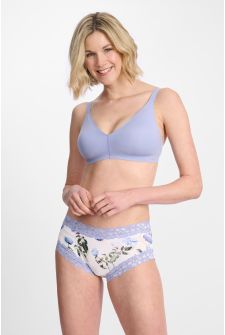 Cassie (She/Her) wears size 12