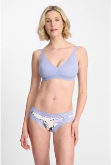 Cassie (She/Her) wears size 12