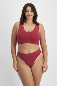 Natasha (She/Her) wears size 14 and is 180cm tall with 102cm chest and 84cm waist