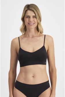 Kelly (She/Her) wears size 10-12 and is 173cm tall with 85cm chest and 69cm waist