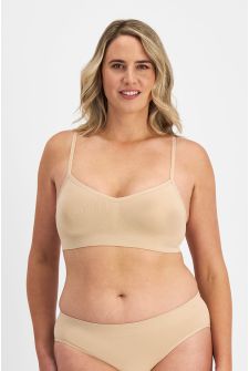 Daniela (She/Her) wears size 14 and is 185cm