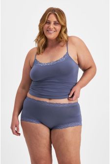 Caitlin (She/Her) wears size 14 is 176cm tall with 114cm chest and 95cm waist