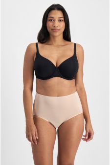 Alejandra (She/Her) wears size 12 and is 172cm tall with 100cm chest and 78cm waist