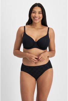 Alejandra (She/Her) wears size 12 and is 172cm tall with 100cm chest and 78cm waist