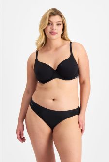 Georgia (She/Her) wears size 16 and is 172cm tall with 101cm chest and 86cm waist