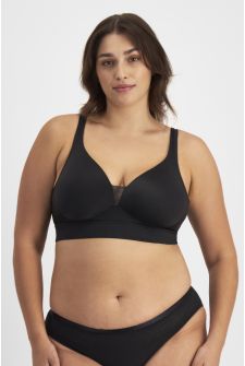Natasha (She/Her) wears size 14 and is 180cm tall with 102cm chest and 84cm waist